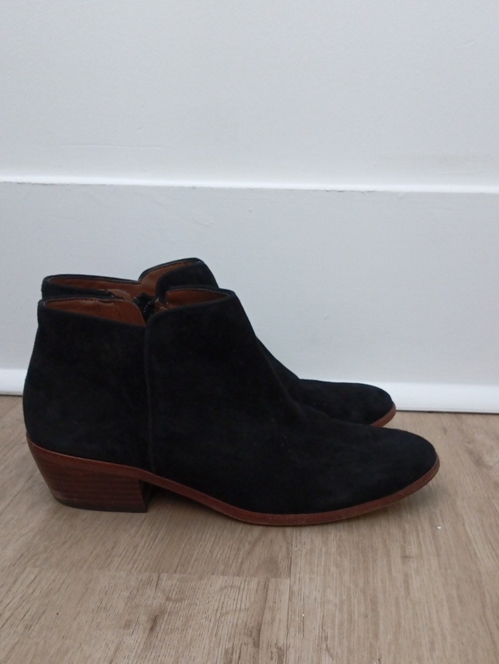 Size 8.5 Sam Edelman Short Black Suede Chelsea Boot